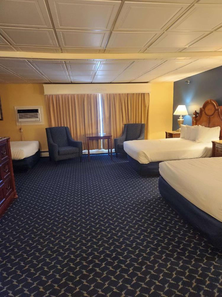 Queen Suite with Three Queen Beds - Pet-Friendly/Non-Smoking