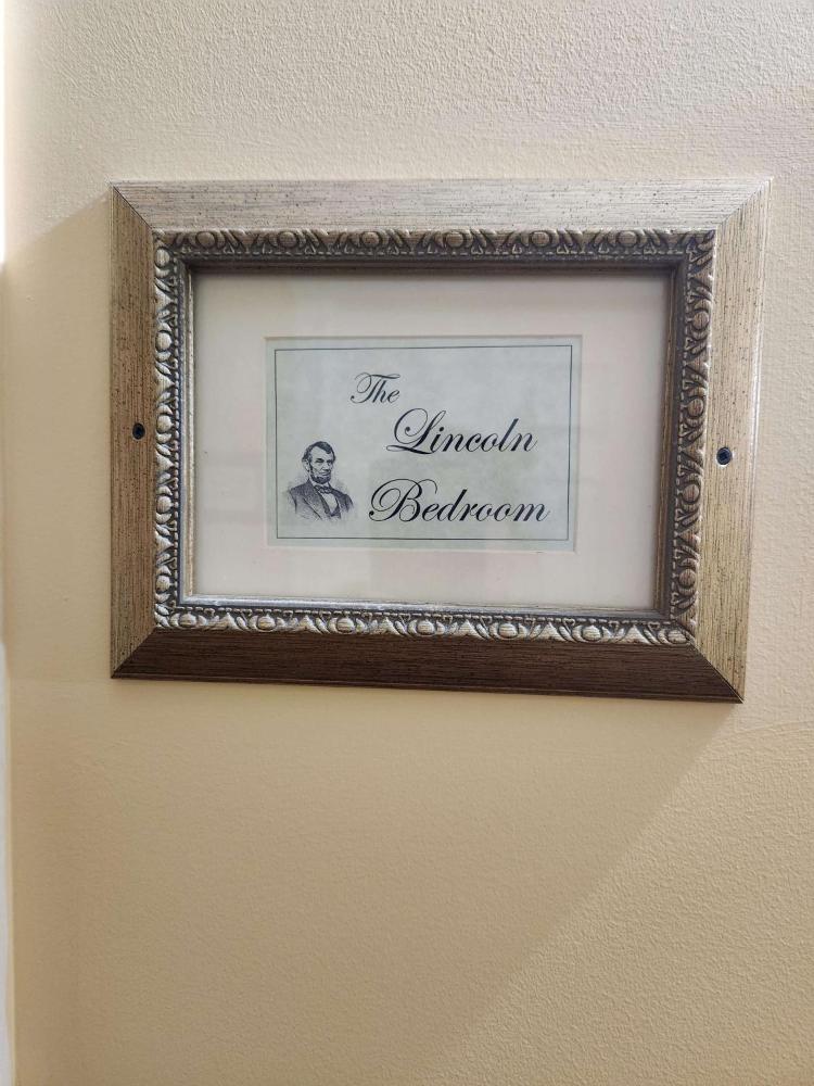 Lincoln Theme King Suite with Jacuzzi - Non-Smoking