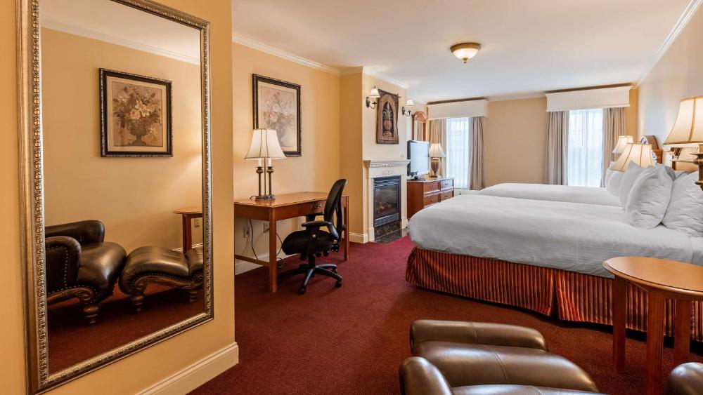 Executive Queen Suite with Two Queen Beds and Fireplace - Non-smoking
